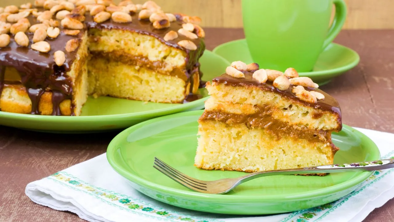 bolo de amendoim com caramelo