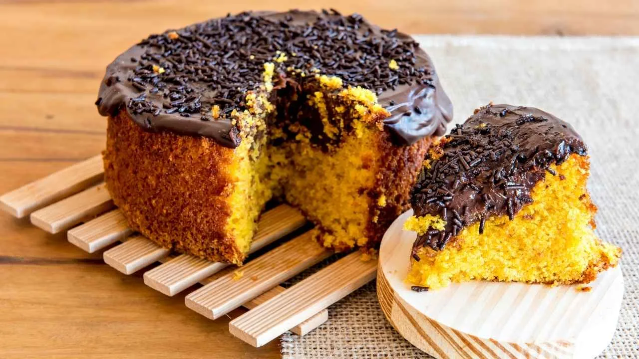 Imagem da receita de bolo de cenoura com farinha de arroz