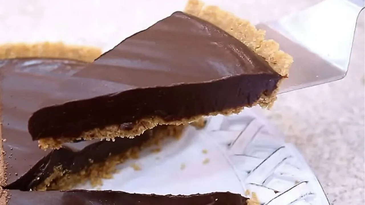 torta de chocolate com massa de biscoito simples