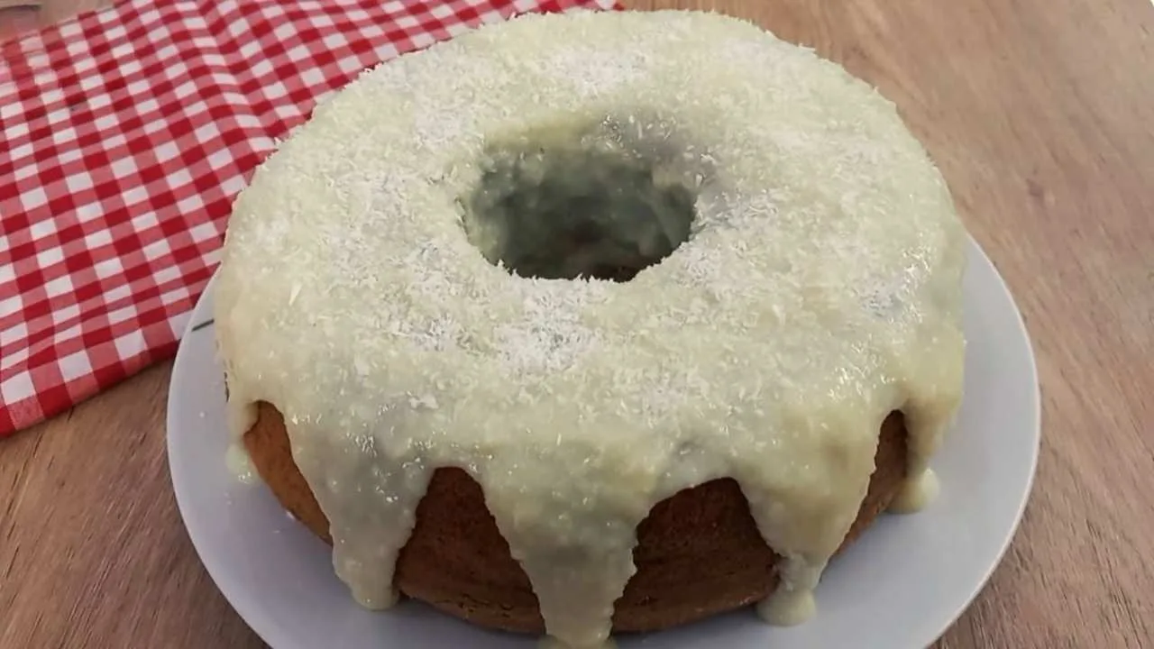 Imagem da Receita de Bolo Caseirinho de Coco com Cobertura de Beijinho.