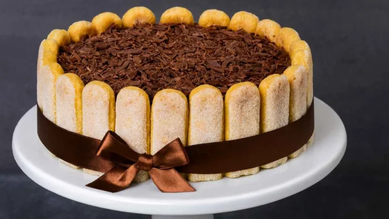 Imagem da Receita de Torta de Bolacha Champanhe com Leite Ninho e Chocolate.