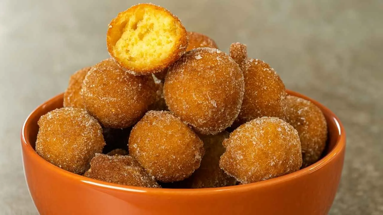 Imagem da Receita de Bolinho de Chuva de Fubá com Parmesão.