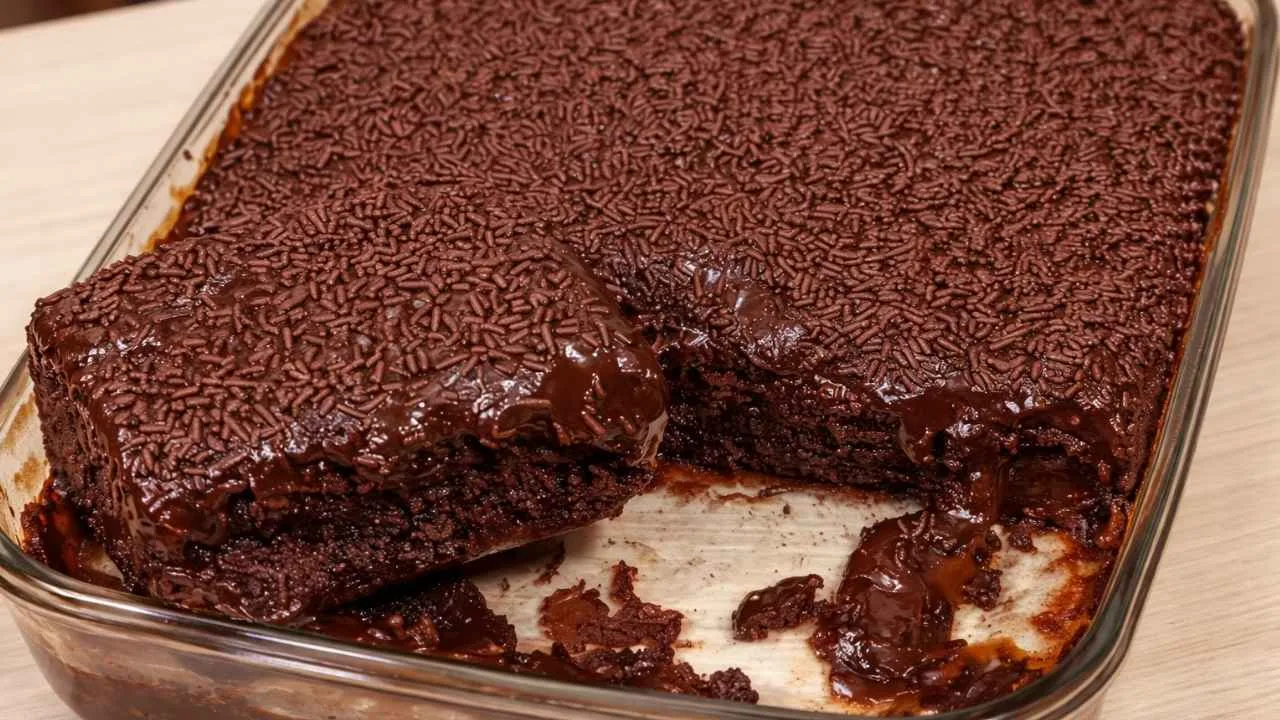 Imagem da Receita de Bolo de Chocolate na Travessa Bem Molhadinho.
