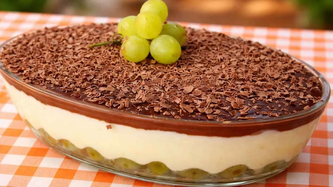 Imagem da Receita de Bombom Aberto de Uva na Travessa.