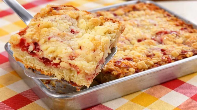 Imagem da Receita de Cuca Alemã Recheada com Morango.