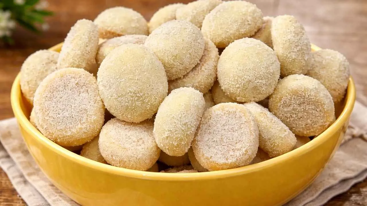 Imagem da Receita de Veludinho de Coco - Biscoitinho Amanteigado que Derrete na Boca.
