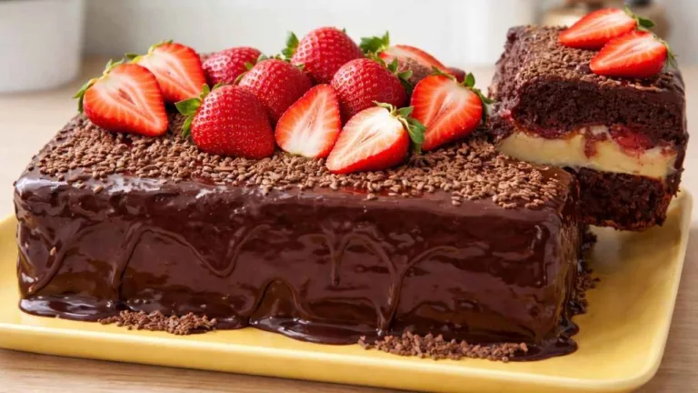 Imagem da Receita de Bolo Sensação com Recheio de Ninho Trufado e Morangos.