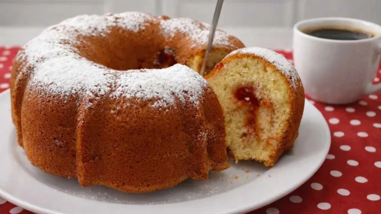 Imagem da Receita de Bolo de Iogurte Natural com Goiabada que Já Sai Recheado do Forno.