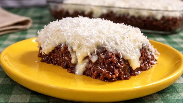 Imagem da Receita de Bolo Prestígio Molhadinho na Travessa.