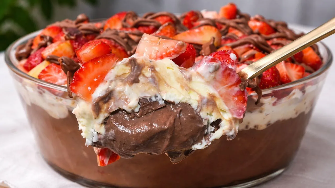 Imagem da Receita de Cremoso de Travessa: Sobremesa de Morango com Chocolate para a Páscoa.