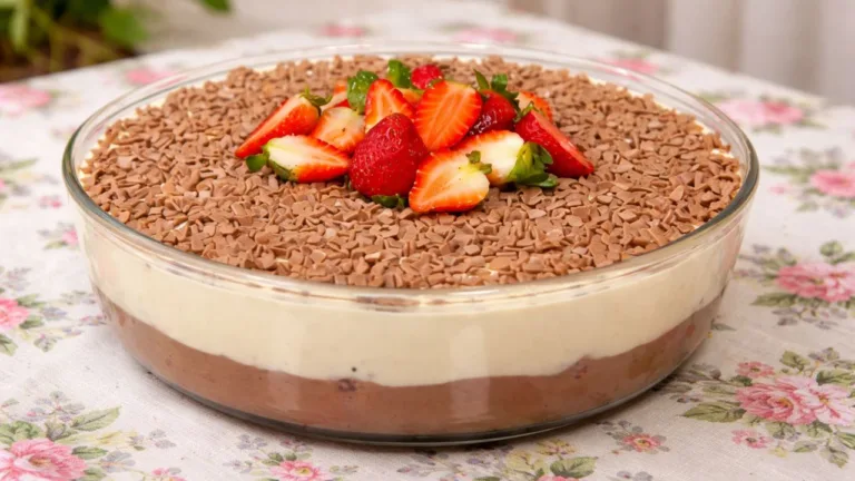 Imagem da Receita de Mousse de Chocolate Branco com Morangos e Chocolate ao Leite.