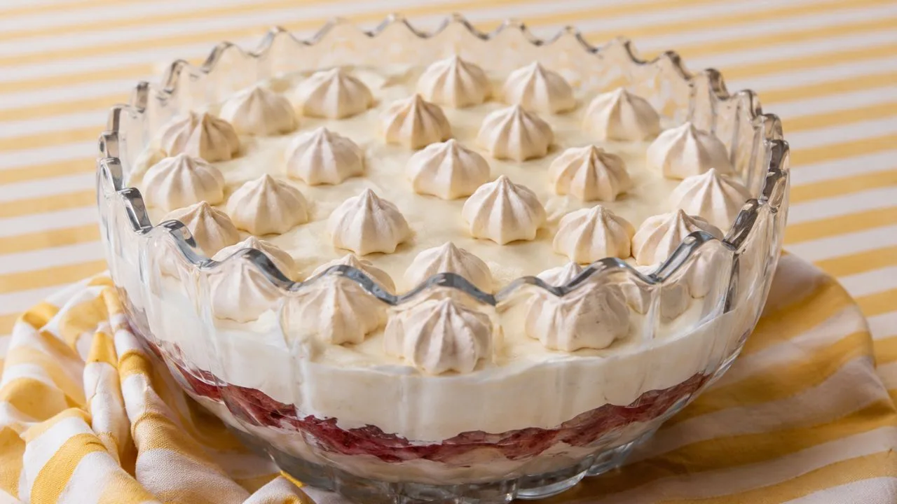 Imagem da Receita de Creme Gelado de Ninho com Morango.