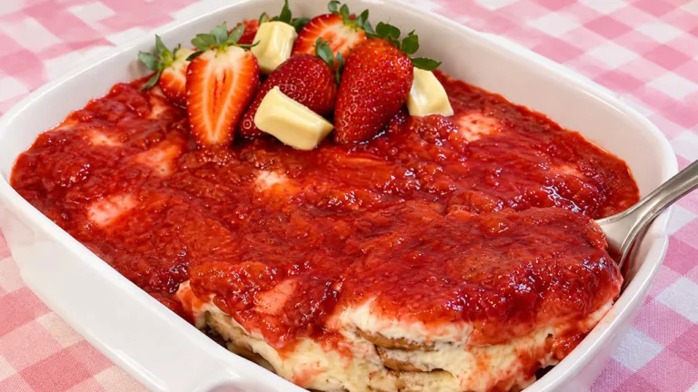 Imagem da Receita de Pavê de Chocolate Branco com Geleia de Morango.